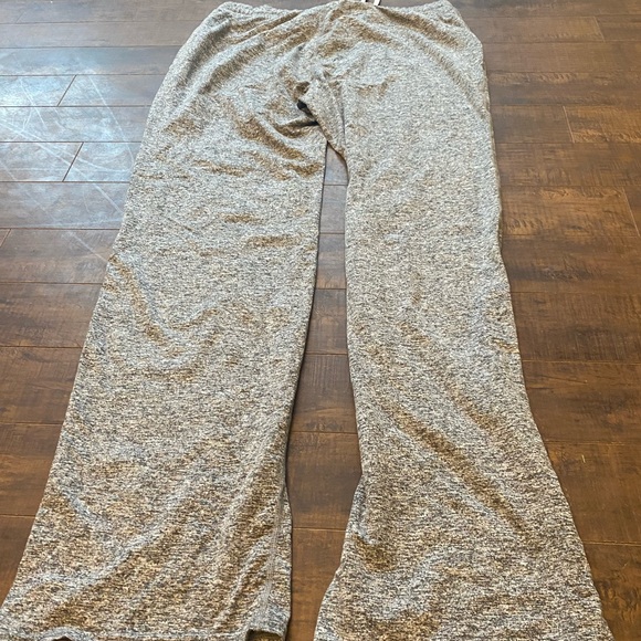 Vuori Halo Wide leg grey lounge pants - Picture 4 of 12